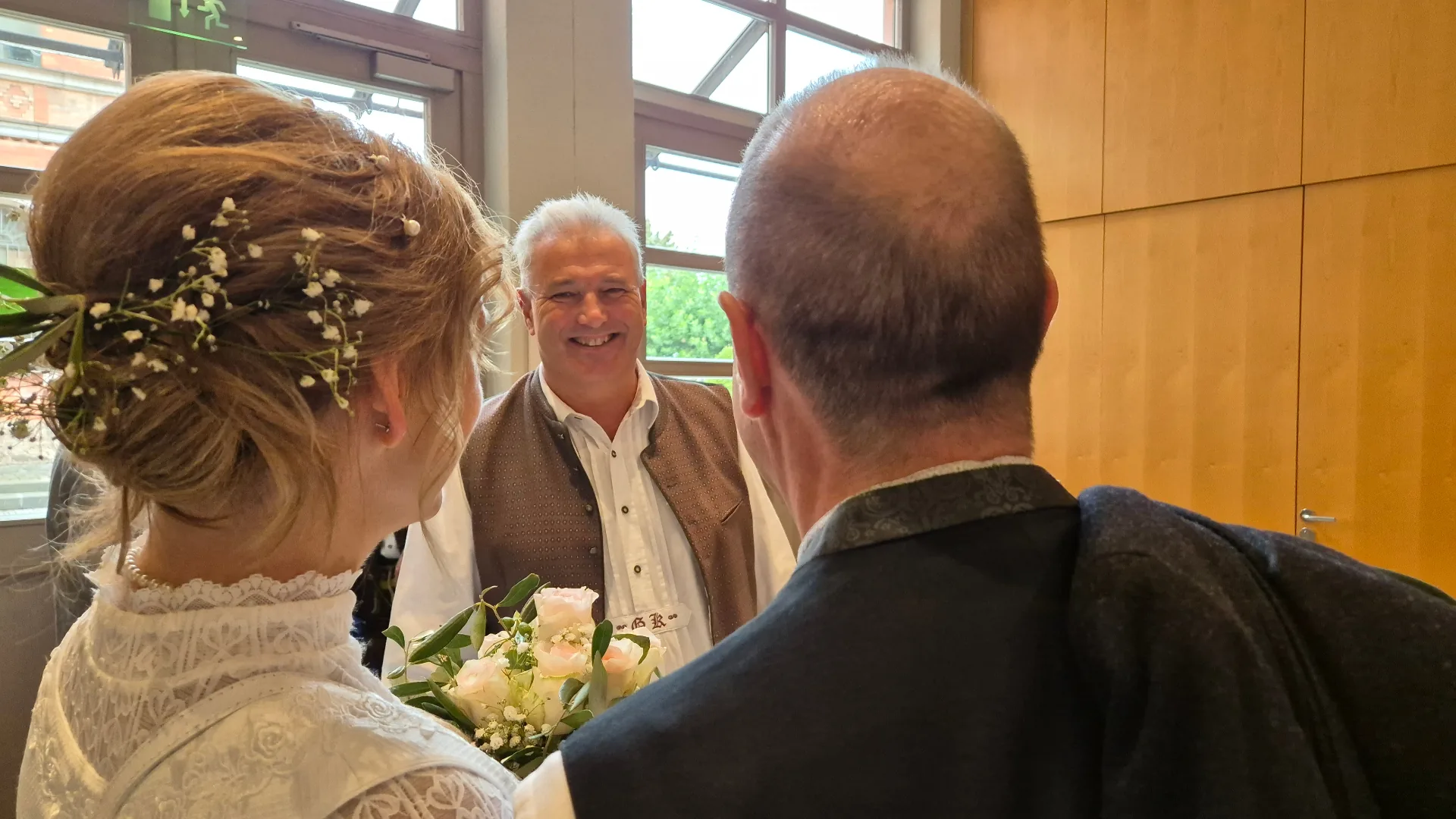 Referenz freie Trauung in Bayern – Hochzeitspaar Bräutigam nach der Trauung